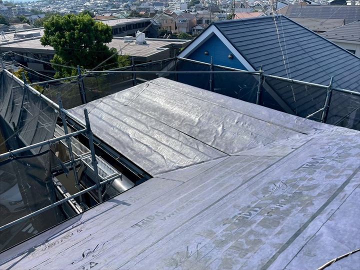 施工開始：既存屋根の上に防水紙を施工